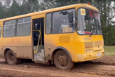 Школьный автобус застрял в грязи: жители Башкирии требуют ремонта