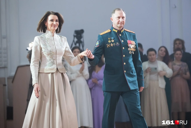 Бал начался с представления действующих лиц: ректор ЮФУ Инна Шевченко и начальник ВУЦ ЮФУ, полковник Александр Палеев | Источник: Евгений Вдовин / 161.RU