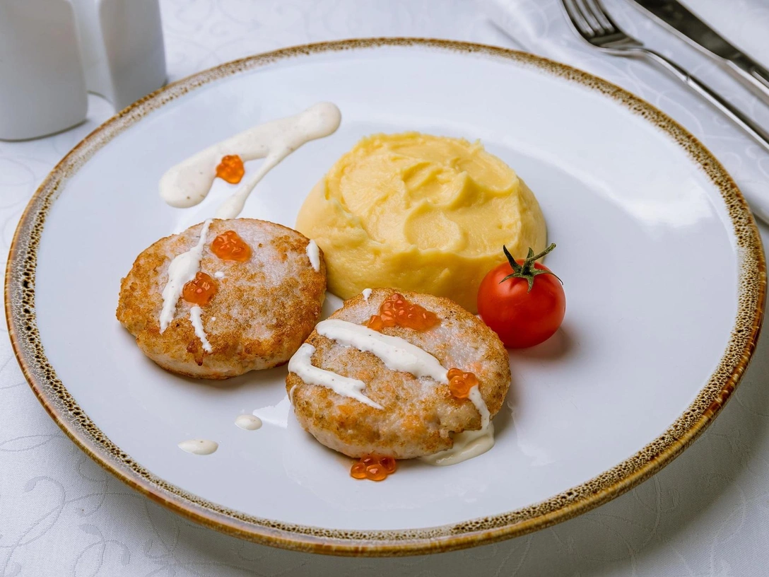 Котлеты по-советски: рецепт любимого ужина из детства, по которому вы соскучились | marieclaire.ru