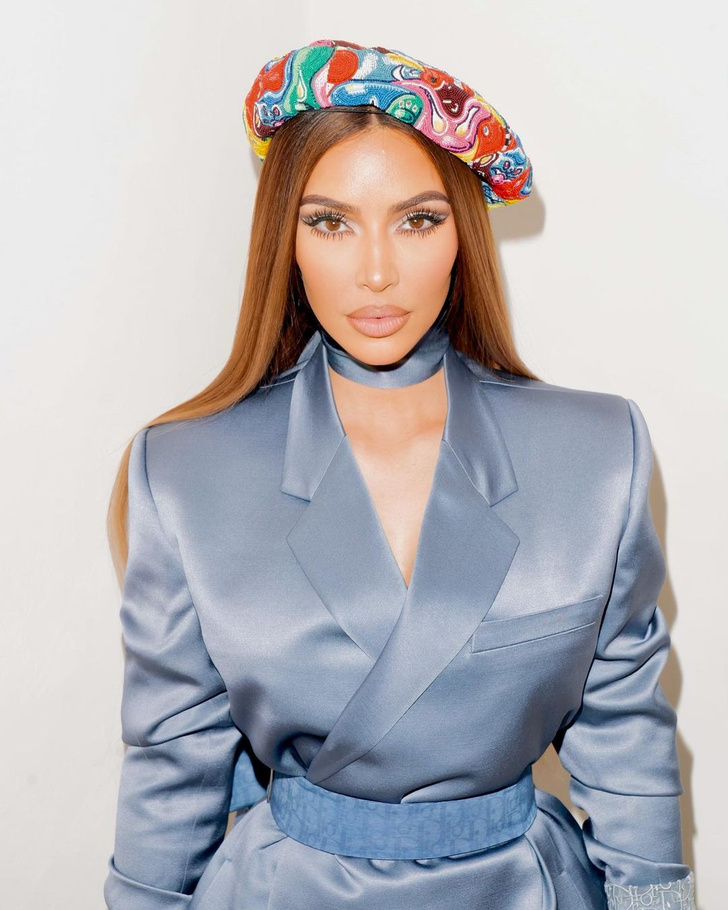 Хочу берет как у Ким: шелковый костюм и аксессуары Ким Кардашьян из новой коллекции Dior Men