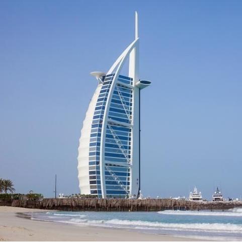 После попадания беспилотника горит один из символов Дубая — отель Бурдж-аль-Араб, известный как Парус