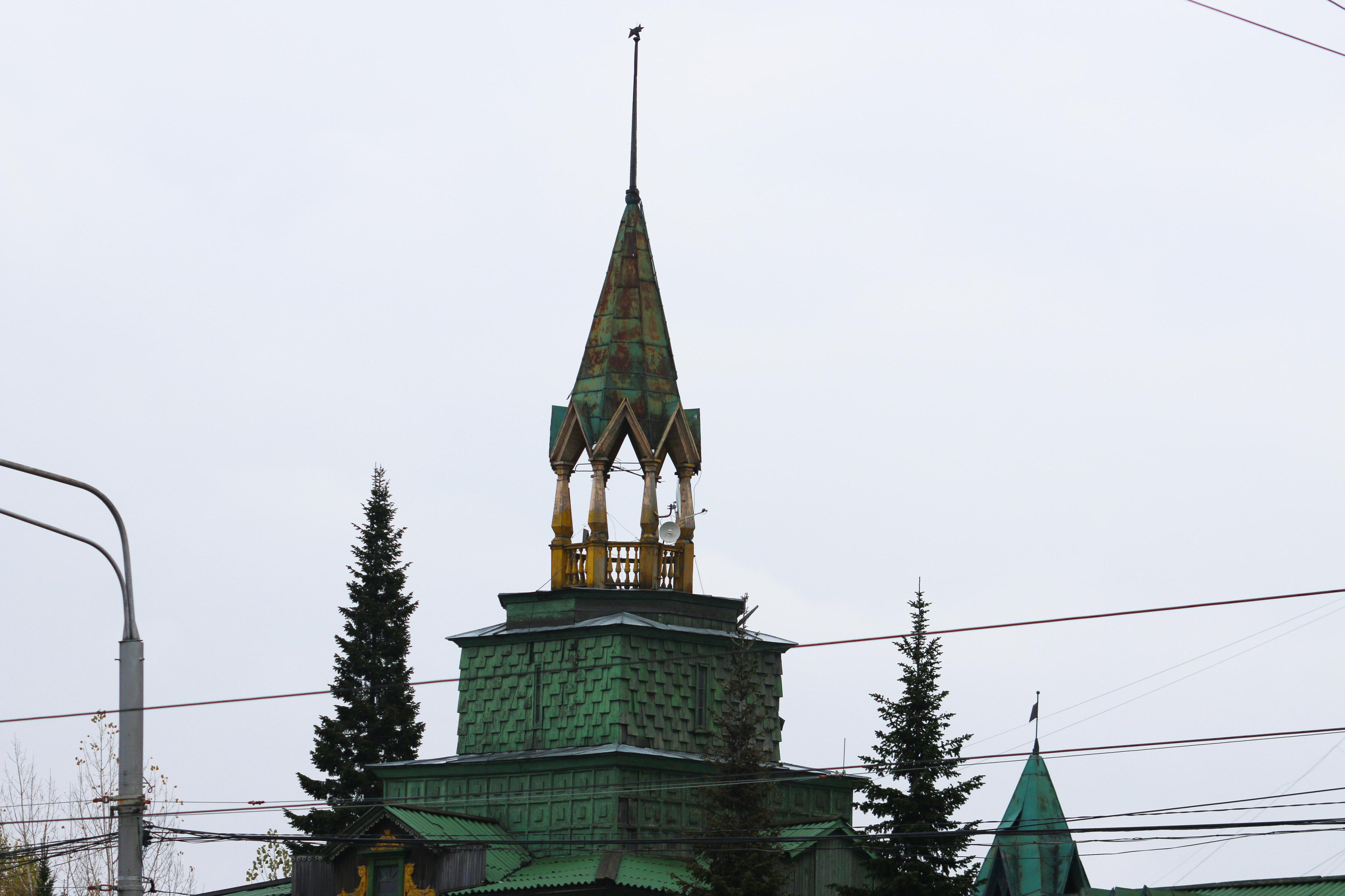 Через дорогу от нее историческое строение, которое умудрились переделать под бизнес-центр | Источник: Игорь Епифанцев / NGS42.RU