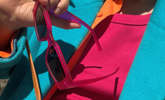 В розовом цвете: трендовые очки на лето 2022 с цветными стеклами