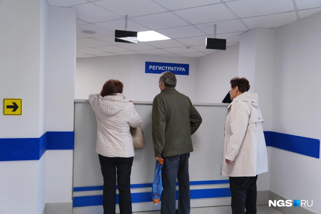 Посетителям не понравились высокие стойки регистратуры  | Источник: Антон Дигаев / NGS.RU