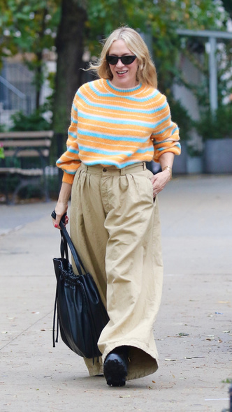 Хлоя Севиньи в модных брюках карго на прогулке в Нью-Йорке