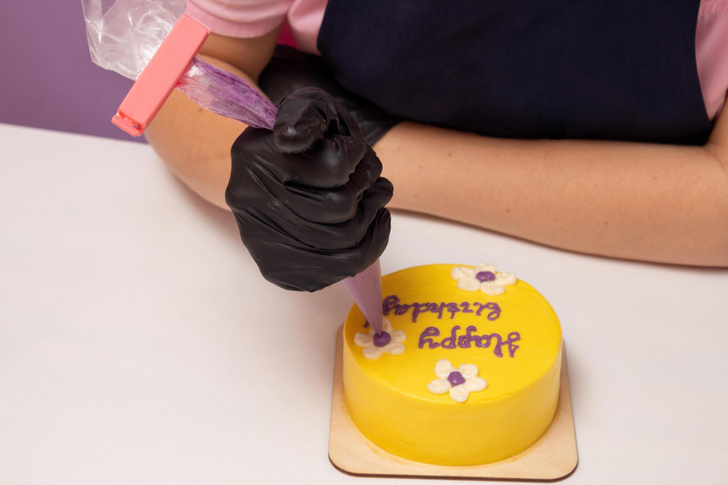 Как самостоятельно дома сделать красивую надпись на торте — секреты кондитеров