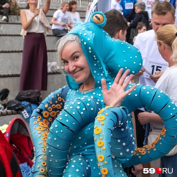 Представляем, сколько труда потребовалось на создание этого шикарного костюма осьминога | Источник: Василина Любимова / 59.RU