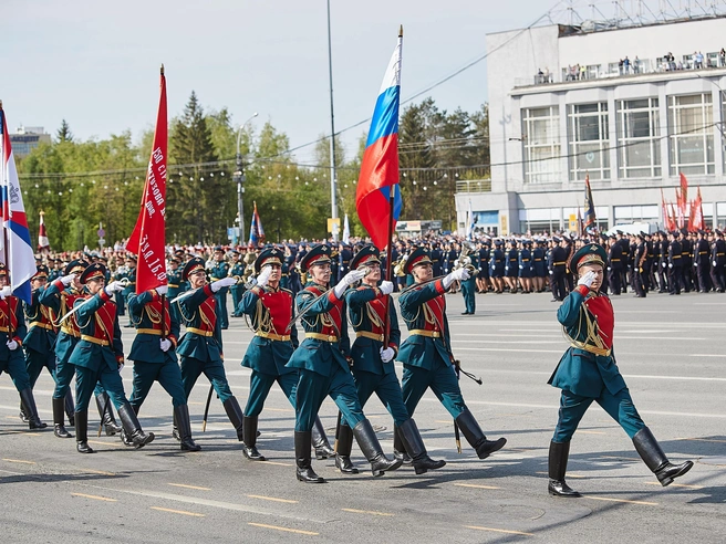 Парад войск Новосибирского гарнизона начнется 9 мая в 10:00 на площади Ленина. | Источник: Александр Ощепков / NGS.RU