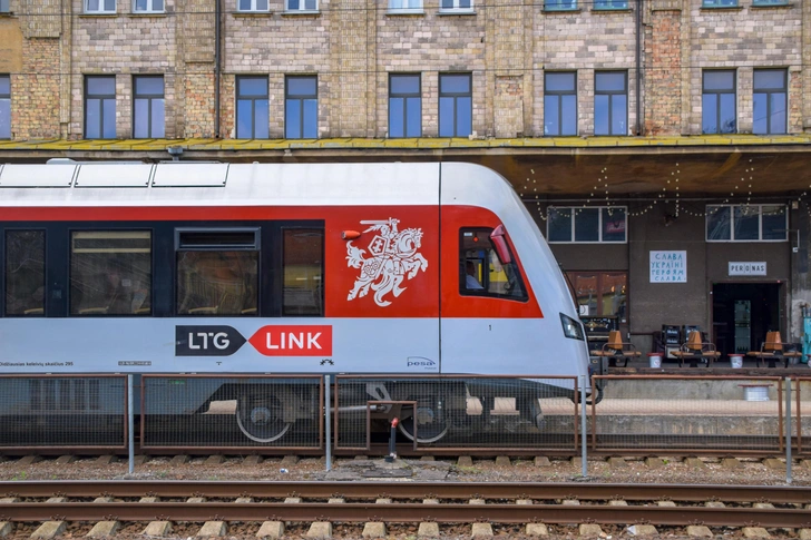 Поезд на главном вокзале Вильнюса, архивное фото | Источник: NGCHIYUI via Shutterstock/Fotodom.ru