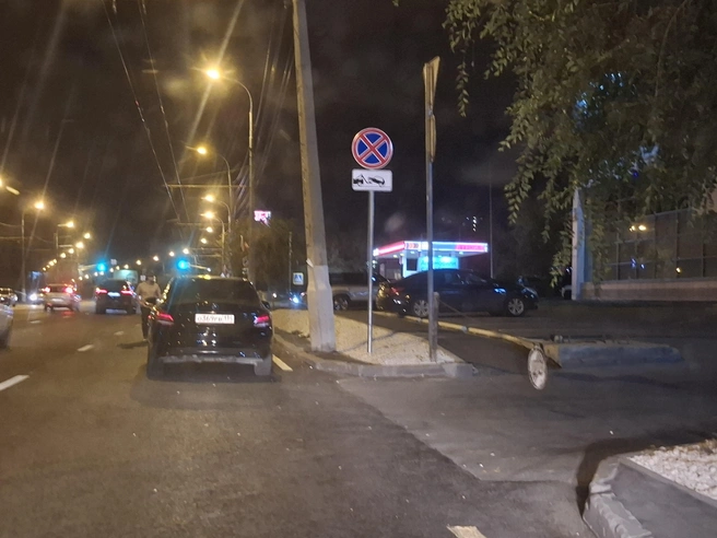 На этой АЗС обещали заправлять только утром, только юрлиц и только по топливным картам | Источник: Тимофей Крылов / V1.RU