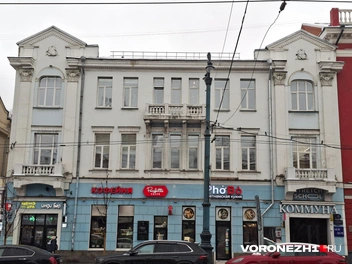 В доме напротив располагалась редакция газеты «Воронежская коммуна», с которой в 1919–1925 годах сотрудничал Андрей Платонов. На фасаде есть соответствующая мемориальная доска | Источник: Алёна Воропаева / Voronezh1.ru