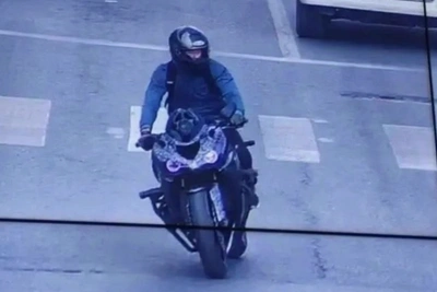 Мотоциклист в Тольятти сбил женщину и скрылся: видео ДТП