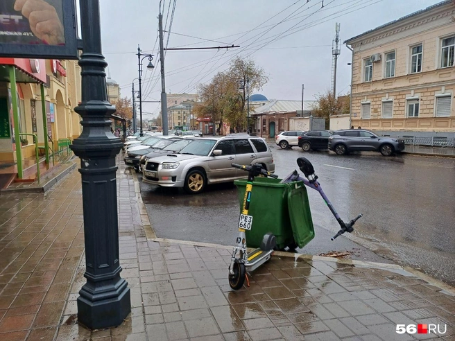 В Оренбурге арендный электросамокат кто-то засунул в урну | Источник: Читатели 56.RU