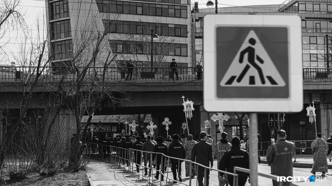 На Глазковском мосту тоже были редкие зрители этого масштабного события | Источник: Кирилл Фалеев / «ИрСити»