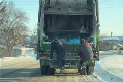 Мусорщики-зацеперы в Екатеринбурге рисковали жизнью