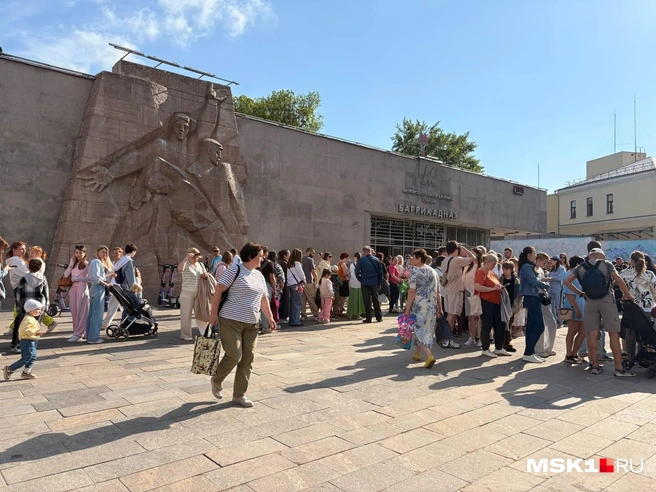 Очередь у входа метро «Баррикадная» | Источник: Валерия Животовская / MSK1.RU