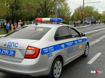 «Сквозь года мы снова слышим стук сапог: к нам спускается с небес Бессмертный полк» | Источник: Владислав Митрошин / 56.RU