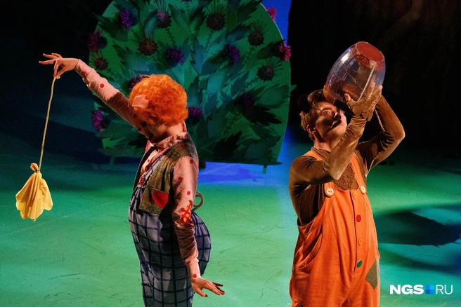 А вот и знаменитые подарки для Иа&nbsp;— пустой горшочек меда и лопнувший шарик | Источник: Андрей Бортко / NGS.RU