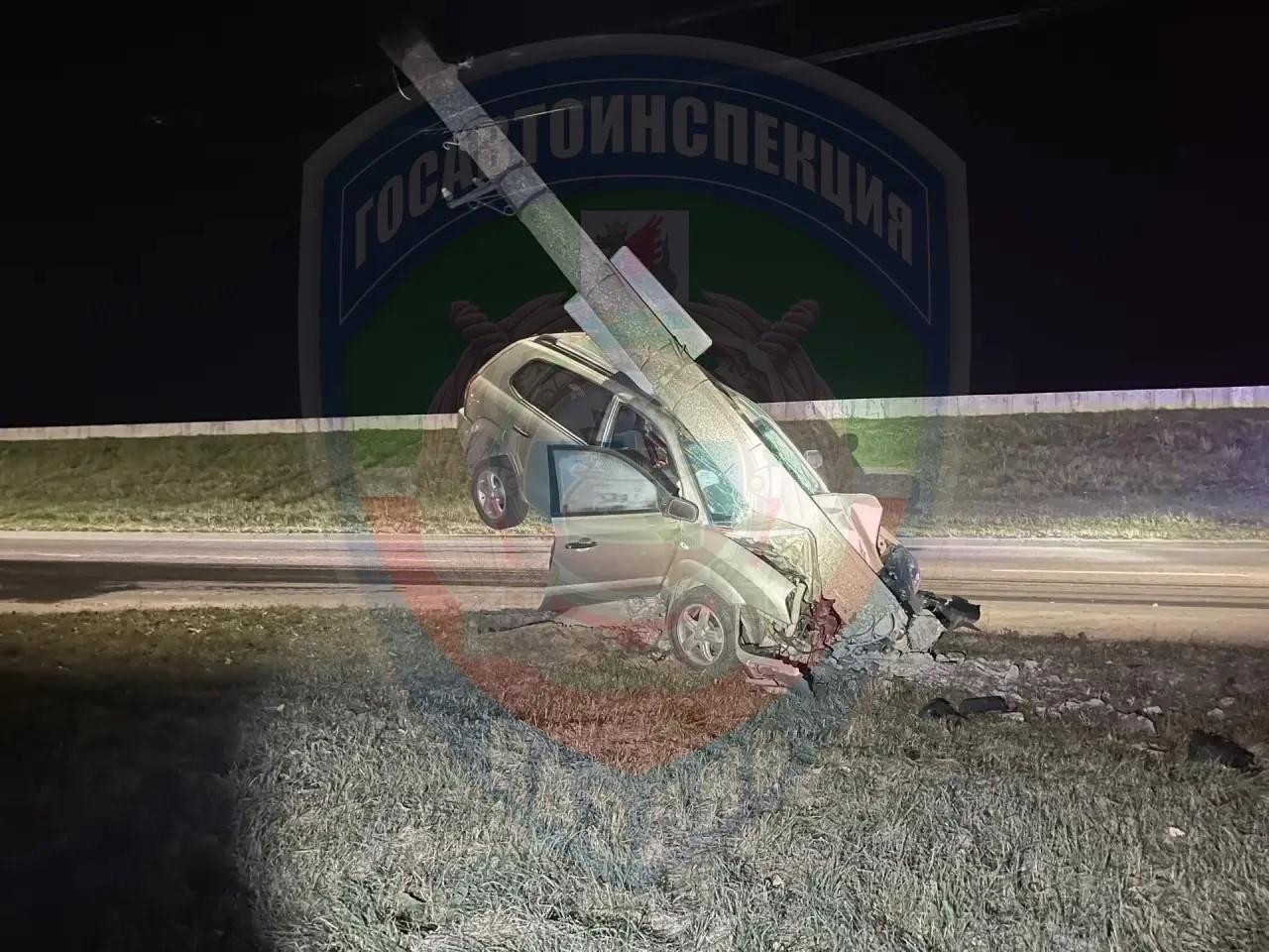 Машина замерла на передних колесах — в Казани водитель протаранил столб и чудом выжил