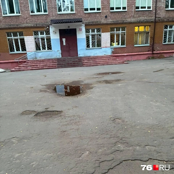 Дорога на территории школы разбита | Источник: родители учеников «Школы № 76»
