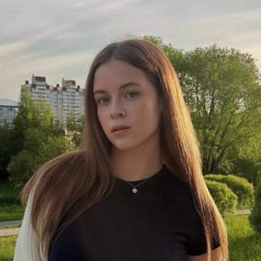 Выпускница, чье откровенное платье обсуждал весь Интернет, рассказала о травле: «В 11 классе меня стали ненавидеть»