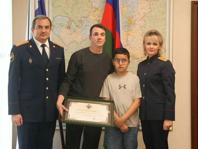 Андрей Напалков за спасение мальчика был награжден в региональном управлении Следственного комитета | Источник: Источник: @su_skr74
