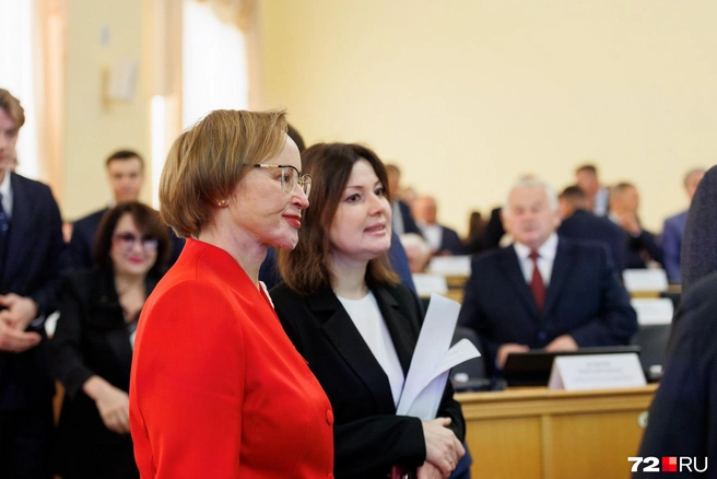 Оксана Величко (слева) в этом созыве будет председателем комитета по аграрным вопросам и земельным отношениям | Источник: Ирина Шарова / 72.RU