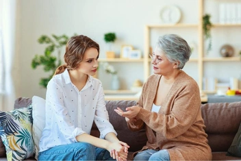 Как культурно выпроводить загостившуюся свекровь: 3 совета невесткам