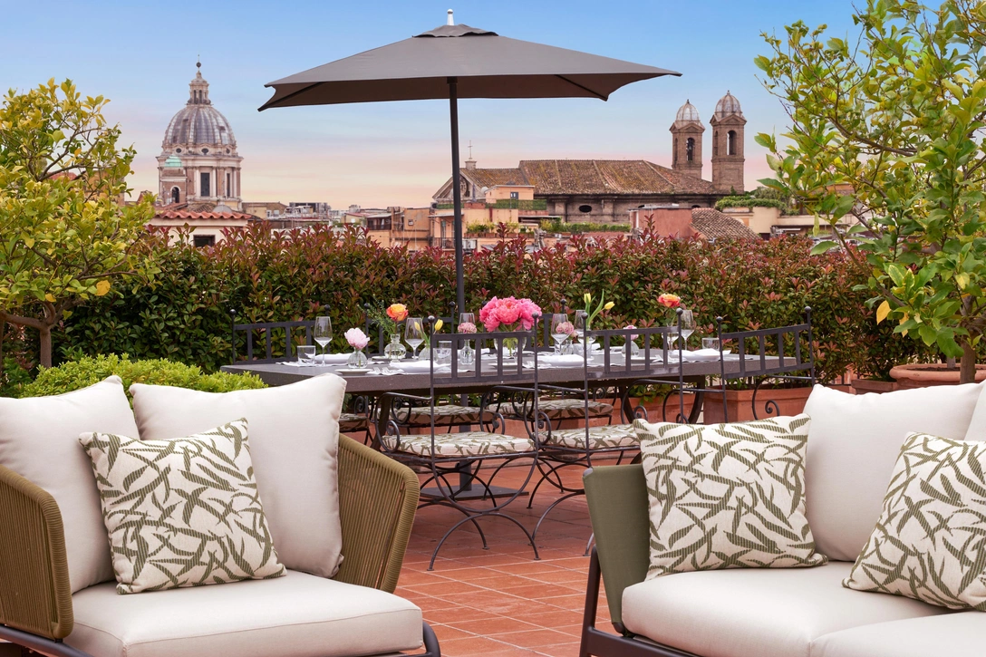 Отель Hotel de Russie, сьют «Нижинский». С террасы площадью 240 кв. м. открываются панорамные виды на Виллу Боргезе, холм Пинчо, секретный сад отеля и крыши Рима. | Источник: архивы пресс-служб