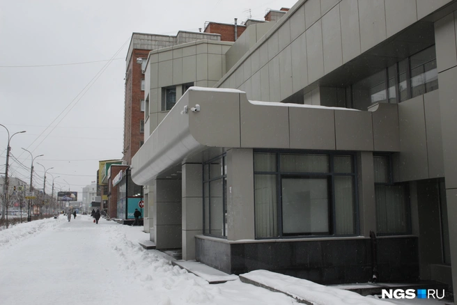 После закрытия офиса банка здесь недолго работал офис застройщика, теперь здание пустует | Источник: Стас Соколов / NGS.RU