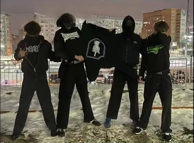 Парни очень любят позировать и закрывать лица на фото | Источник: Говорят Мытищи / «ВКонтакте»