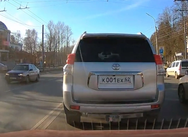 На Куйбышевском шоссе Land Cruiser с «блатными» номерами пронесся по встречке (видео) | ya62.ru