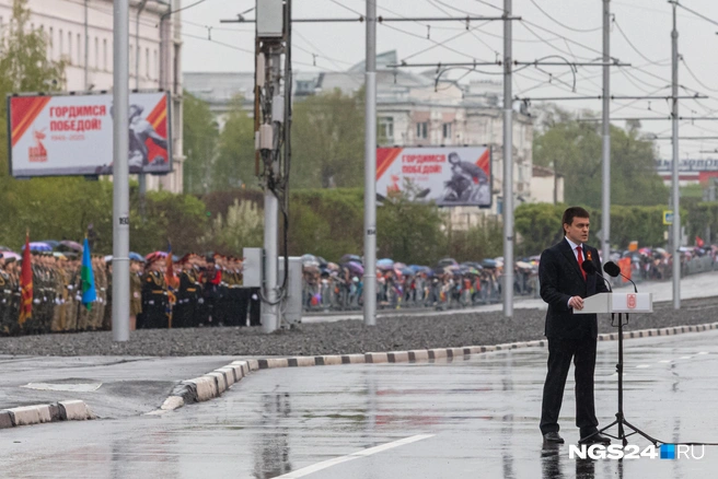 С речью выступил губернатор Михаил Котюков. Правда, красноярцы пожаловались, что на самом шествии его было не слышно (а вот в прямой трансляции проблем со звуком не было) | Источник: Мария Ленц / NGS24.RU