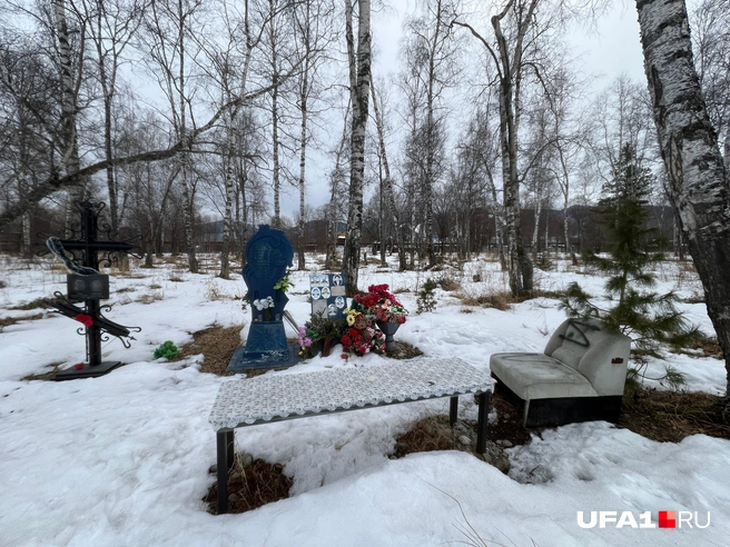 Поставили стол и кресло, которое расписали вандалы | Источник: Андрей Бирюков / UFA1.RU