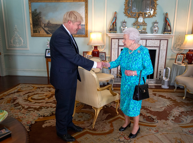 Новый премьер-министр Британии нарушил протокол в день встречи с Королевой
