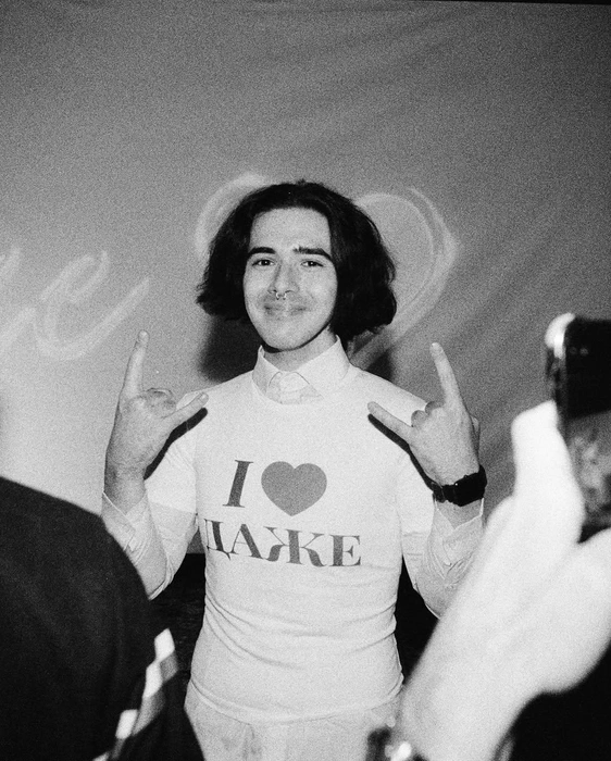 Даша подарила давнему фанату свой мерч прямо со сцены | Источник: ohh_darya / Instagram (организация признана экстремисткой и запрещена в РФ)
