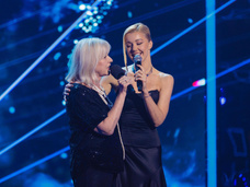«Просто потрясающе!»: мама Юлианны Карауловой покорила вокалом Валерию и заставила прослезиться Тодоренко