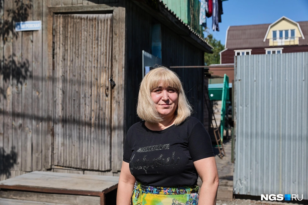 Оксана прожила в поселке всю жизнь и не хочет уезжать  | Источник: Александр Ощепков / NGS.RU