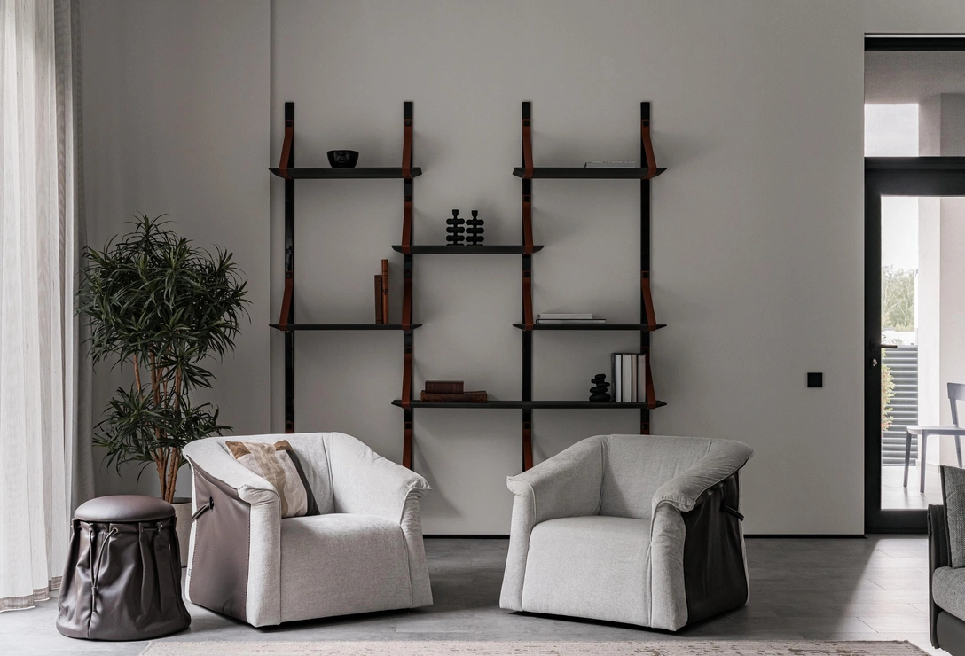 Кресла, стеллаж, Gamma Arredamenti. | Источник: Наталья Горбунова. Стиль: Анна Стрижак