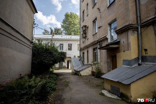 Через двор можно пройти к другой стороне дома № 2а | Источник: Александр Куренной / 76.RU