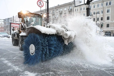 Восемь районов Петербурга убрали снег, но есть нарекания