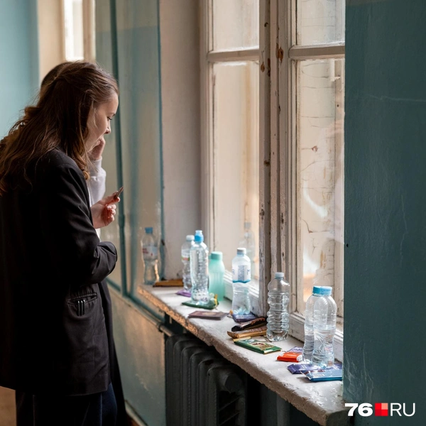 В этот раз школьников попросили оставить воду в коридоре | Источник: Александр Куренной / 76.RU