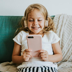 Как отучить ребенка от телефона: 5 лайфхаков для родителей