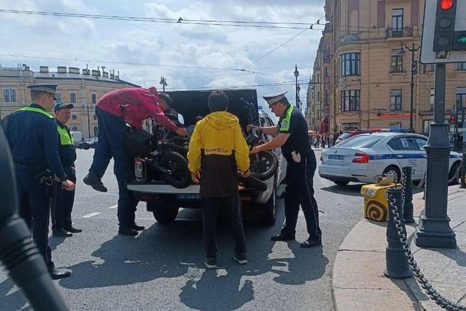 Первый пошел. В Петербурге начали составлять протоколы на курьеров, которые проехали не там | Источник: соцсети