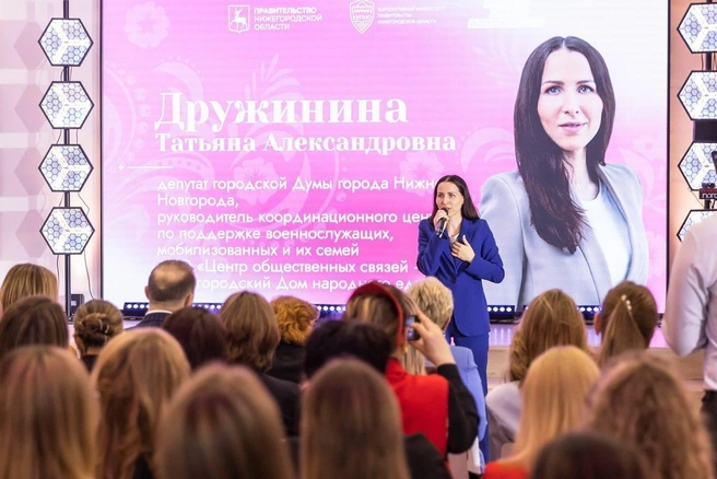 Татьяна Дружинина на фоне фото Татьяны Дружининой | Источник: Татьяна Дружинина / Vk.com