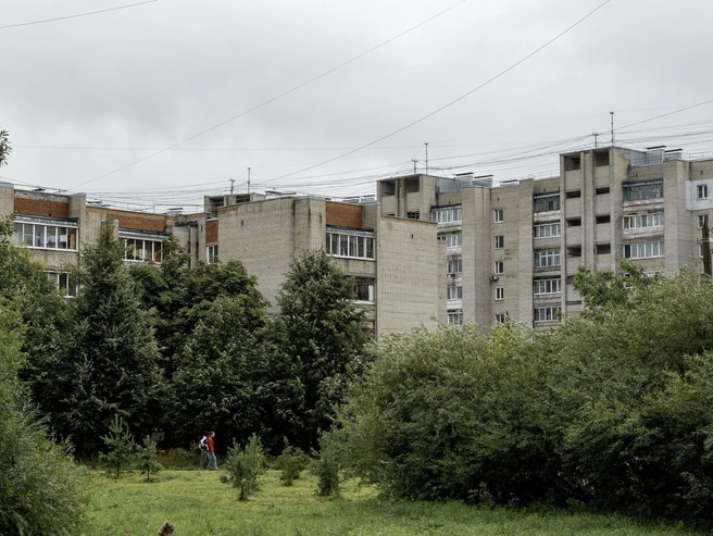 Между дворами раскинулась большая зеленая зона | Источник: Александр Куренной / 76.RU