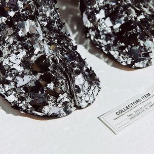 Таби из «стекла»: Maison Margiela представил самую редкую пару. Таких всего 25 по всему миру