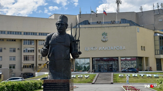 Памятник Гавриилу Илизарову, основателю центра и автору одноименного аппарата для сращивания и исправления костей. На скамейке около памятника сидели пациенты с реальными аппаратами Илизарова  | Источник: Артем Краснов / 74.RU