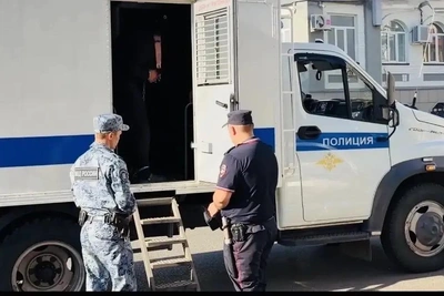 Курганец с ножом напал на парня у питейного заведения