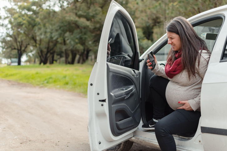 На роды с сиреной: инспекторы ГИБДД помогли беременной вовремя добраться до роддома